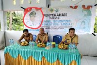 Spanduk Penyerahan Insentif Foto Calon Bupati Halmahera Tengah Ikram Malan Sangadji (Lingkaran Merah). (Rakyatmu)