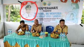 Spanduk Penyerahan Insentif Foto Calon Bupati Halmahera Tengah Ikram Malan Sangadji (Lingkaran Merah). (Rakyatmu)