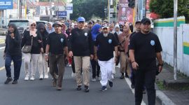 Wali Kota Ternate M. Tauhid Soleman Bersama Pengurus IK-SMT Gelar Jalan Sehat. (Ongky/Rakyatmu)
