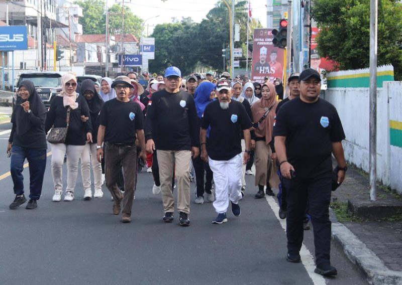 Wali Kota Ternate M. Tauhid Soleman Bersama Pengurus IK-SMT Gelar Jalan Sehat. (Ongky/Rakyatmu)