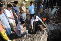Wali Kota Ternate M. Tauhid Soleman Letakkan Batu Pertama Pembangunan Masjid Hidayatullah Lingkungan Jan, Kelurahan Tabona. (Ongky/Rakyatmu)