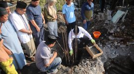 Wali Kota Ternate M. Tauhid Soleman Letakkan Batu Pertama Pembangunan Masjid Hidayatullah Lingkungan Jan, Kelurahan Tabona. (Ongky/Rakyatmu)
