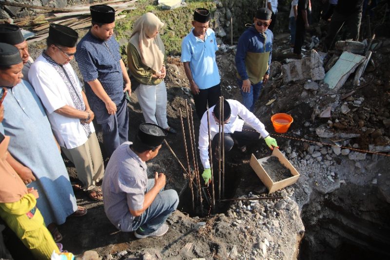 Wali Kota Ternate M. Tauhid Soleman Letakkan Batu Pertama Pembangunan Masjid Hidayatullah Lingkungan Jan, Kelurahan Tabona. (Ongky/Rakyatmu)