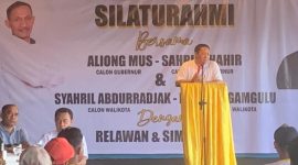 Bakal Calon Gubernur Maluku Utara Aliong Mus saat Memberikan Sambutan di Acara Silaturahmi dengan Relawan dan Simpatisan di D’Mozaik Cafe, Kota Ternate. (Rakyatmu)