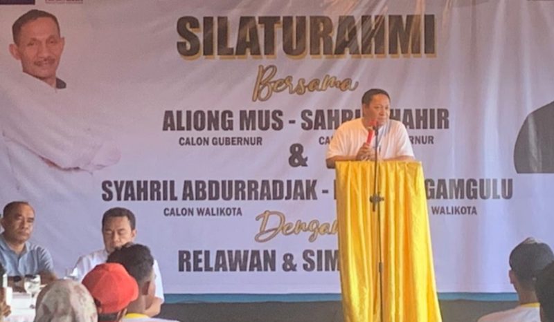 Bakal Calon Gubernur Maluku Utara Aliong Mus saat Memberikan Sambutan di Acara Silaturahmi dengan Relawan dan Simpatisan di D’Mozaik Cafe, Kota Ternate. (Rakyatmu)