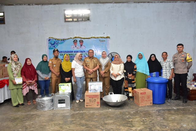Wali Kota Ternate Salurkan Bantuan kepada Pelaku UMKM di Lima Kelurahan. (Humas for Rakyatmu)