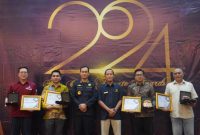 Kepala Kantor Harita Nickel Perwakilan Ternate, Dedi Hermansyah (kedua dari kanan), Berfoto Bersama Usai Menerima Bea Cukai Ternate Award 2024. (Harita for Rakyatmu)