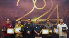 Kepala Kantor Harita Nickel Perwakilan Ternate, Dedi Hermansyah (kedua dari kanan), Berfoto Bersama Usai Menerima Bea Cukai Ternate Award 2024. (Harita for Rakyatmu)