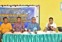 Wali Kota Ternate M. Tauhid Soleman Didampingi Kela Dinas Pendidikan Muchlis Djumadil saat Menyerahkan Bantuan Buku Tulis di SDN 66 di Kelurahan Rua. (Dok. Humas for Rakyatmu)
