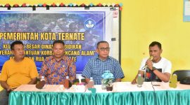 Wali Kota Ternate M. Tauhid Soleman Didampingi Kela Dinas Pendidikan Muchlis Djumadil saat Menyerahkan Bantuan Buku Tulis di SDN 66 di Kelurahan Rua. (Dok. Humas for Rakyatmu)