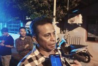 Basri Salama saat Diwawancarai Usai Diskusi Pilkada dan Maluku Utara Kedepan di Caffe Jarod Ternate. (Rakyatmu)