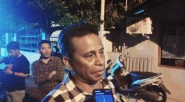 Basri Salama saat Diwawancarai Usai Diskusi Pilkada dan Maluku Utara Kedepan di Caffe Jarod Ternate. (Rakyatmu)