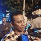 Basri Salama saat Diwawancarai Usai Diskusi Pilkada dan Maluku Utara Kedepan di Caffe Jarod Ternate. (Rakyatmu)