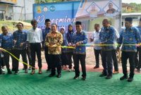Bupati Pulau Taliabu Aliong Mus saat Meresmikan Gedung Informasi Teknologi Center (ITC) Universitas Khairun Ternate. (Diskominfo for Rakyatmu)