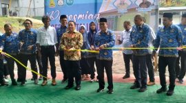 Bupati Pulau Taliabu Aliong Mus saat Meresmikan Gedung Informasi Teknologi Center (ITC) Universitas Khairun Ternate. (Diskominfo for Rakyatmu)