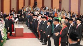 Ketua Pengadilan Negeri Ternate, Budi Setiawan Lantik 30 Anggota DPRD Kota Ternate. (Rakyatmu)