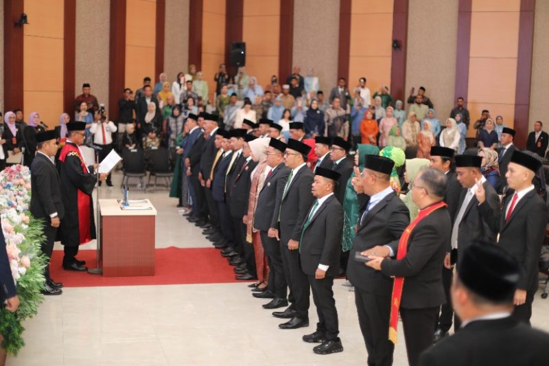 Ketua Pengadilan Negeri Ternate, Budi Setiawan Lantik 30 Anggota DPRD Kota Ternate. (Rakyatmu)