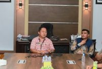 Ketua KORPRI Kota Ternate, Rizal Marsaoly dan Kepala BPKSDM Samin Marsaoly saat Diwawancarai Sejumlah Wartawan. (Rakyatmu)