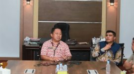 Ketua KORPRI Kota Ternate, Rizal Marsaoly dan Kepala BPKSDM Samin Marsaoly saat Diwawancarai Sejumlah Wartawan. (Rakyatmu)