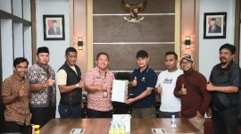 Sekretaris Daerah Kota Ternate Rizal Sekretaris Daerah Kota Ternate Rizal Marsaoly Menyerahkan Perwali Tentang Penetapan Lokasi Lahan TPU di Fitu kepada Ketua LPM Bersama Perwakilan Warga Kelurahan Fitu. (Ongky/Rakyatmu)