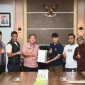 Sekretaris Daerah Kota Ternate Rizal Sekretaris Daerah Kota Ternate Rizal Marsaoly Menyerahkan Perwali Tentang Penetapan Lokasi Lahan TPU di Fitu kepada Ketua LPM Bersama Perwakilan Warga Kelurahan Fitu. (Ongky/Rakyatmu)