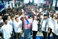 Warga Halmahera Tengah Menyambut Kedatangan Pasangan Calon Elang-Rahim. (Istimewa/Rakyatmu)