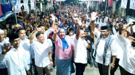 Warga Halmahera Tengah Menyambut Kedatangan Pasangan Calon Elang-Rahim. (Istimewa/Rakyatmu)