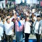 Warga Halmahera Tengah Menyambut Kedatangan Pasangan Calon Elang-Rahim. (Istimewa/Rakyatmu)