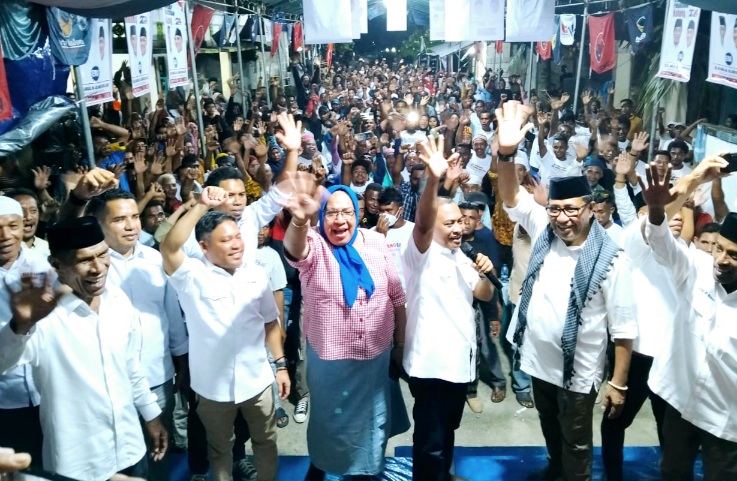 Warga Halmahera Tengah Menyambut Kedatangan Pasangan Calon Elang-Rahim. (Istimewa/Rakyatmu)