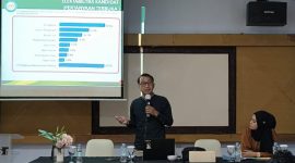 Direktur AAN Research & Political Konsultant, Malik Suma saat Menyampaikan Hasil Survei Empat Pasangan Calon di Pilgub Maluku Utara di Ballroom Hotel Golden Safirna Ternate. (Rakyatmu)