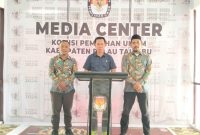 Ketua KPU Pulau Taliabu, Rometi Haruna saat Mengumumkan Pasangan Calon Bupati dan Wakil Bupati Pulau Taliabu. (Rakyatmu)
