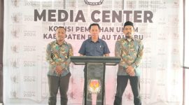 Ketua KPU Pulau Taliabu, Rometi Haruna saat Mengumumkan Pasangan Calon Bupati dan Wakil Bupati Pulau Taliabu. (Rakyatmu)