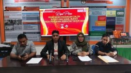 Anggota KPU Halmahera Utara Konferensi Pers Terkait Penetapan Empat Pasangan Calon di Pilkada 2024. (Rakyatmu)