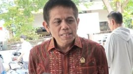 Anggota Ombudsman Republik Indonesia, Jemsly Hutabarat saat Diwawancarai di Ternate. (Rakyatmu)