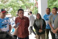 Anggota Ombudsman Republik Indonesia, Jemsly Hutabarat saat kunjungi Disdukcapil Kota Ternate. (Rakyatmu)