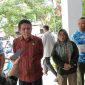 Anggota Ombudsman Republik Indonesia, Jemsly Hutabarat saat kunjungi Disdukcapil Kota Ternate. (Rakyatmu)