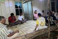 Mantan Kades dan Warga Bahas Kemenangan Citra-Utuh 100 Persen di Desa Peleng Padodong pada Pilkada Pulau Taliabu. (Rakyatmu)