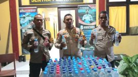 Kapolsek Sulabesi Barat IPTU Ikbal Umanailo (Tengah) Bersama Personil Mengamankan Miras Jenis Cap Tikus. (Dok. Pribadi/Rakyatmu)