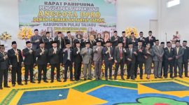 20 Anggota DPRD Pulau Taliabu dan Forkopimda Foto Berama Usai Pelantikan. (Rakyatmu)