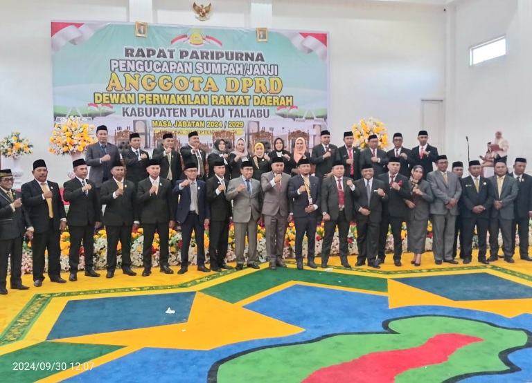 20 Anggota DPRD Pulau Taliabu dan Forkopimda Foto Berama Usai Pelantikan. (Rakyatmu)