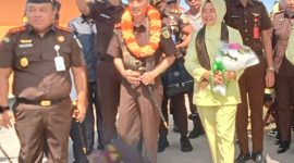 Kajati Maluku Utara Herry Ahmad Pribadi bersama Istri mengunjungi Pulau Taliabu. (Rakyatmu)