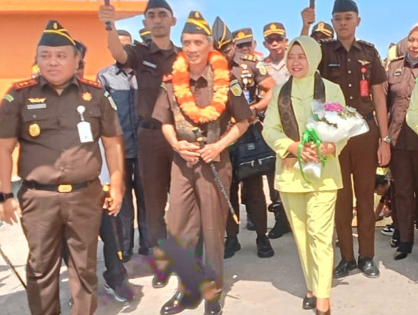 Kajati Maluku Utara Herry Ahmad Pribadi bersama Istri mengunjungi Pulau Taliabu. (Rakyatmu)