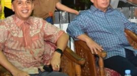 Jou Ngofa Firman Mudaffar Sjah (Kanan) Bersama Calon Wali Kota Ternate M. Tauhid Soleman di Kelurahan Kulaba. (Rakyatmu)