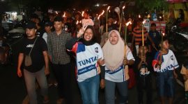 Warga Kalumata Sambut Paslon Wali Kota dan Wakil Wali Kota Ternate M. Tauhid Soleman dan Nasri Abubakar dengan Obor. (Rakyatmu)