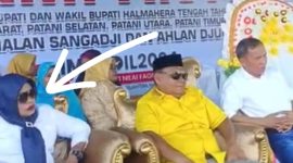 Camat Pulau Gebe Husba Kamaraja (Tanda Panah Putih) bersama Calon Bupati Halmahera Tengah Ikram M. Sangadji saat Kampanye. (Netizen/Rakyatmu)