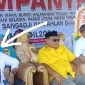 Camat Pulau Gebe Husba Kamaraja (Tanda Panah Putih) bersama Calon Bupati Halmahera Tengah Ikram M. Sangadji saat Kampanye. (Netizen/Rakyatmu)