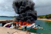 Insiden Kebakaran Speedboat Bella 72 di Pelabuhan Bobong, Pulau Taliabu. (Netizen/Rakyatmu)