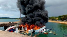 Insiden Kebakaran Speedboat Bella 72 di Pelabuhan Bobong, Pulau Taliabu. (Netizen/Rakyatmu)