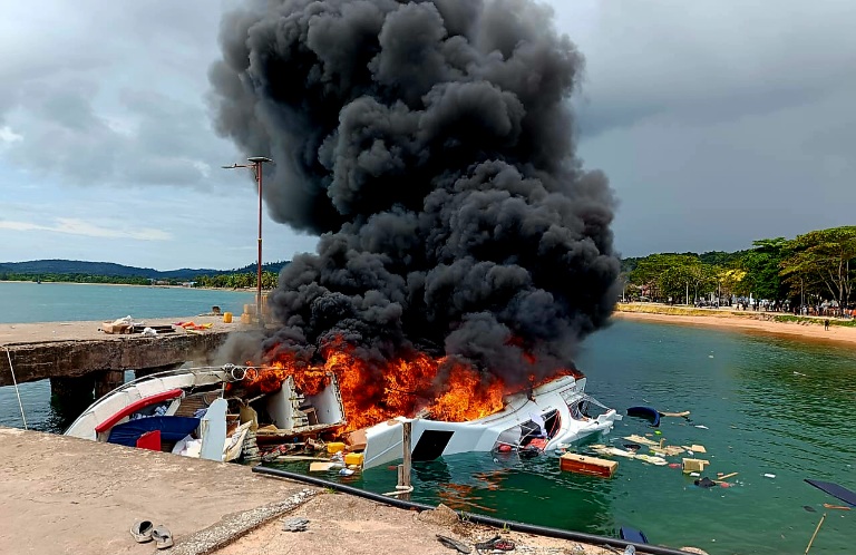 Insiden Kebakaran Speedboat Bella 72 di Pelabuhan Bobong, Pulau Taliabu. (Netizen/Rakyatmu)