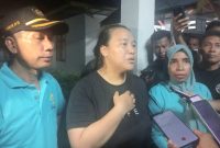 Direktur RSUD Bobong, dr. Sisil (Kaos Hitam). (Rakyatmu)